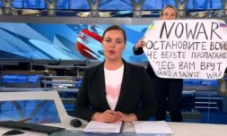 Cette capture vidéo prise le 15 mars 2022 montre, derriÚre la présentatrice de la chaßne russe Channel One, une employée, Marina Ovsyannikova, tenant une pancarte disant "Non à la guerre. Ne croyez pas la propagande. On vous ment, ici"