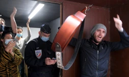 Un policier bloque l'entrée d'un théùtre, le 30 janvier 2021 à Avignon