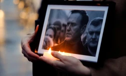 Un portrait de l'opposant russe Alexeï Navalny, mort en prison, tenu lors d'une marche pour le deuxiÚme anniversaire de l'invasion russe en Ukraine, le 24 février 2024 à Paris