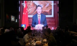 Le discours du Nouvel An du  président chinois Xi Jinping restransmis dans un restaurant à Pékin, le 21 décembre 2023 