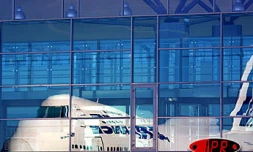 Avion stationné face à la baie vitrée de l'aéroport Roland Garros à Sainte-Marie (Nord)