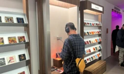 Un client de l'Audible Story House à New York, le 30 avril 2026