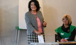 L'ex-ambassadrice française Salomé Zourabichvili, dépose son bulletin dans l'urne pour l'élection présidentielle en Géorgie, le 28 novembre 2018 à Tbilissi