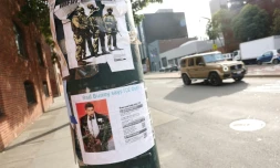 Une pancarte "Bad Bunny says ICE Out" ("Bad Bunny dit dehors l'ICE") sur un lampadaire à l'extérieur d'un événement du Super Bowl à San Francisco, le 7 février 2026