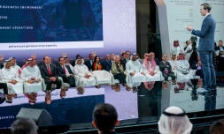 Photo diffusée par l'agence de presse officielle bahreïnie montrant Jared Kushner, gendre et conseiller du président américain Donald Trump, lors d'une conférence à Manama le 25 juin 2019 sur un plan de développement américain pour les Palestiniens