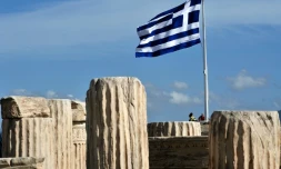 Le drapeau grec flotte sur l'Acropole à Athènes, le 12 février 2014