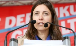 Sophie Binet de la Confédération générale du travail (CGT) lors d'un rassemblement du 1er mai des syndicats allemands, le 1er mai 2015, à Hambourg, dans le nord de l'Allemagne