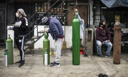 Des habitants de Callao font la queue pour remplir des bouteilles d'oxygÚne, le 3 juin 2020 au Pérou