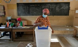 Une femme dépose son bulletin de vote à Abobo, le 31 octobre 2020, un quartier populaire d'Abidjan, lors de l'élection présidentielle en Côte d'Ivoire