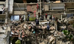 Des secouristes recherchent des victimes sur le site d'un immeuble effondrĂ© Ă Catia La Mar, dans l'Ătat de La Guaira, le 6 juillet 2026 au Venezuela