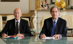Le président du Conseil constitutionnel Jean-Louis Debré (d) et l'ex-président français Valéry Giscard d'Estaing le 20 mai 2010 au conseil à Paris