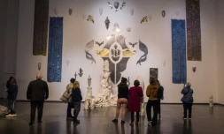 Des visiteurs à l'exposition des six grandes tapisseries de la Dame à la licorne visibles au musée des Abattoirs, à Toulouse, le 29 octobre 2021