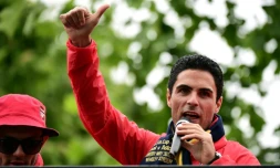 Mikel Arteta s'adressant aux supporters d'Arsenal à bord d'un bus à impériale, le 31 mai 2015, après leur victoire en Coupe d'Angleterre la veille