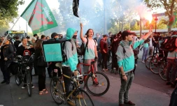 Une quarantaine de livreurs de l'entreprise de livraison de repas à domicile Deliveroo rassemblés à Paris pour réclamer une augmentation du prix de leur course, le 11 août 2017