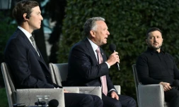 Le président ukrainien Volodymyr Zelensky (D) lors d'une conférence de presse conjointe avec les émissaires américains Steve Witkoff (C) et Jared Kushner (G), à Kiev, le 6 septembre 2026