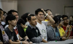 Des sympathisants de candidats aux élections législatives à Hong Kong assistent au décompte des vote, le 5 septembre 2016