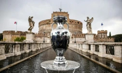 Le trophée UEFA de l'Euro 2020 exposé sur le Pont Saint-Ange de Rome, le 20 avril 2021