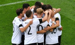 Les Allemands se congratulent après un but contre l'Australie lors de la Coupe des Confédérations, le 19 juin 2017 à Sotchi