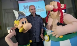 Le scénariste Jean-Yves Ferri (c) entouré par Astérix (g) et Obélix, le 5 avril 2017 à Bologne en Italie