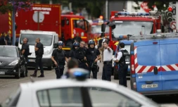 Policiers et pompiers arrivent sur les lieux d'une prise d'otage dans l'église de Saint-Etienne-du-Rouvray, le 26 juillet 2016