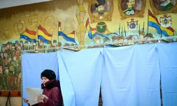 Une Roumaine vote aux législatives, le 1er décembre 2024 à Buzau