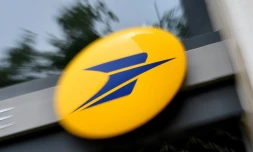 Une enseigne de la banque postale prise le 4 juin 2017, à Nantes, dans l'ouest de la France. Le ministre de l'Economie Bruno Le Maire veut le développer dans la banque et l'assurance en la rapprochant de CNP Assurances