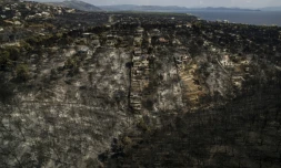 Vue aérienne le 26 juillet 2018 du village de Mati, ravagé par les flammées trois jours plus tôt.