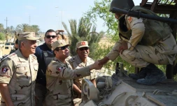 Le président Abdel Fattah al-Sisi salue des soldats égyptiens dans le Sinaï, le 4 juillet 2015