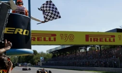 Le Néerlandais Max Verstappen (Red Bull) franchit en vainqueur la ligne d'arrivée du GP d'Italie, le 11 septembre 2022 à Monza