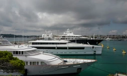 Les yachts amarrés au "quai des milliardaires" à Antibes, sur la Côte d'Azur, le 3 juillet 2020