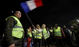 Une femme participant au mouvement des "gilets jaunes", pendant une manifestation sur la "Promenade des anglais" à Nice, le 15 novembre 2018 