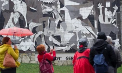 Des touristes, le 26 avril 2017 à Guernica dans le Pays basque espagnol