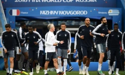 L'équipe de France se pose sur la pelouse du stade de Nijni Novgorod, le 5 juillet 2018, à la veille de quart de finale contre l'Uruguay