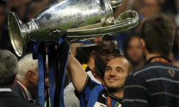 Le milieu de terrain de l'Inter Milan Wesley Sneijder avec le trophée de la Ligue des champions à Madrid le 22 mai 2010