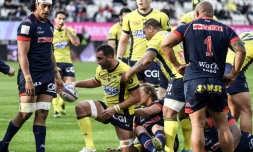 Le 3e ligne de Clermont Alexandre Lapandry ballon en main après son essai face à Grenoble au stade des Alpes, le 15 avril 2017