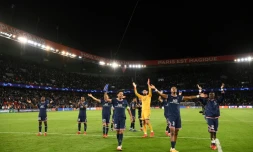 Les joueurs du PSG en communion avec leurs supporters à l'issue de fêtent leur victoire sur Manchester City en Ligue des champions au Parc des Princes, le 28 septembre 2021 