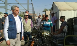 Le Haut Commissaire de l'Onu pour les réfugiés,  Filippo Grandi, lors d'une visite dans un camp de déplacés le 15 octobre 2016 à Bagdad 