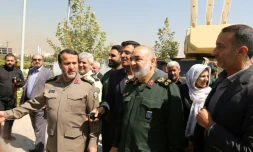 Le chef des Gardiens de la révolution iraniens (centre), le général Hossein Salami, lors de l'inauguration d'une exposition à Téhéran, le 21 septembre 2019