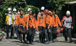 Des membres des équipes de secours quittent le site de l'effondrement de l'internat islamique Al Khoziny à Sidoarjo, dans l'est de Java, le 6 octobre 2025 en Indonésie