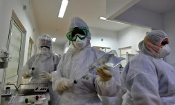 Des membres du personnel médical dédié aux patients atteints de Covid-19, à l'hÎpital Ariana Abderrahmen Mami, prÚs de Tunis, le 27 janvier 2021