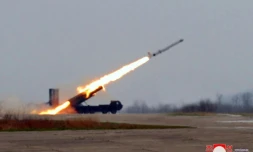 Photo diffusée le 20 avril 2024 par l'agence nord-coréenne KCNA montrant le test d'une ogive de trÚs grande taille conçue pour le missile de croisiÚre stratégique "Hwasal-1 Ra-3", le 19 avril 2024