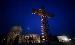 Des milliers de fidÚles rassemblés pour la cérémonie du "Chemin de croix", présidée par le pape François, au Colisée de Rome, le 15 avril 2022