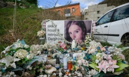 Fleurs et bougies en hommage à Delphine Jubillar devant sa maison à Cagnac-les-Mines, le 6 mars 2025