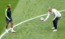La star du Brésil Neymar et le sélectionneur Tite à l'entraînement, le 21 juin 2018 à Saint-Pétersbourg 