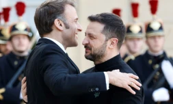 Emmanuel Macron (g) reçoit Volodymyr Zelensky au palais de l'Elysée, à Paris, le 26 mars 2025