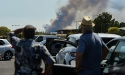 Des personnes observent l'incendie qui sévit près de La Teste-de-Buch, en Gironde, le 16 juillet 2022