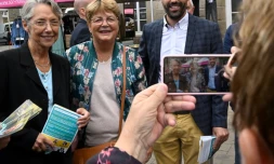 La Première ministre Elisabeth Borne (g) en campagne à Lamballe dans les Côtes-d'Armor, le 9 juin 2022