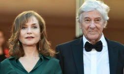 Le réalisateur néerlandais Paul Verhoeven (d) et l'actrice française Isabelle Huppert présentent le fils "Elle" au festival de Cannes, le 21 mai 2016