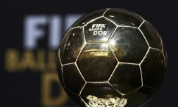 Le Ballon d'Or du meilleur footballeur de l'année exposé au Palais des congrès à Zurich, le 11 janvier 2016