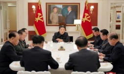Photo diffusée le 18 mai 2022 par l'agence nord-coréenne Kcna du dirigeant nord-coréen Kim Jong Un lors d'une réunion du parti à Pyongyang, le 17 mai 2022
